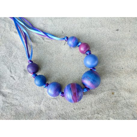 Egyedi kézi festésű fagolyókkal készített nyakék - bíbor, lila, kék 