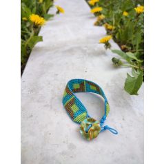 Gyöngyszövött karkötő eozin gombbal