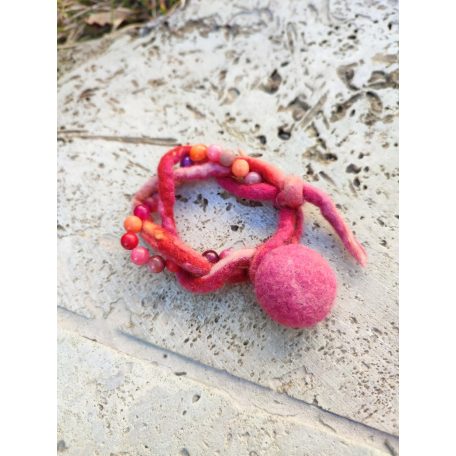 Fonott gyapjú és ásvány karkötő