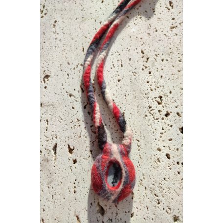 Piros fekete fehér nemez nyaklánc onyx ásvánnyal 