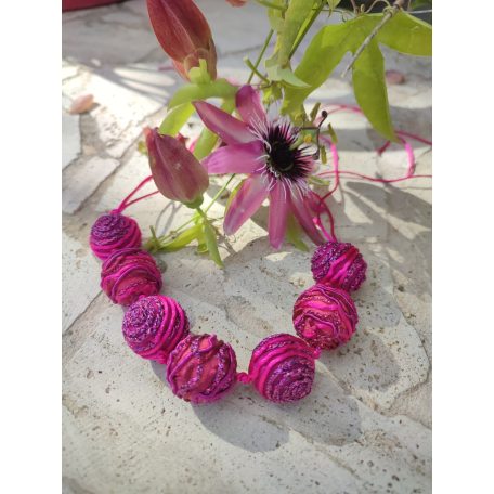 Bíbor és magenta színekkel díszített nemez nyakék 