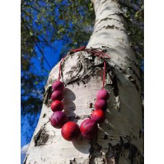   Magenta, piros, bíbor  - festett fagolyókból fűzött nyaklánc