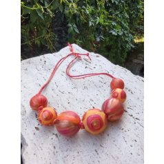   Egyedi festésű fagolyókkal készített nyaklánc, sárga, piros, pink, arany színekkel
