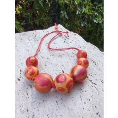   Egyedi festésű fagolyókkal készített nyaklánc, sárga, piros, pink, arany színekkel
