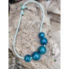 2. Vizekre hangolva - kék színárnyalataival festett fagolyók - nyaklánc