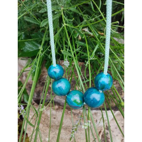 2. Vizekre hangolva - kék színárnyalataival festett fagolyók - nyaklánc