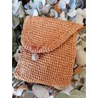 Óarany fényes fonalból horgolt tasak,raku kerámia gombbal