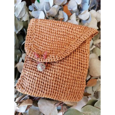 Óarany fényes fonalból horgolt tasak,raku kerámia gombbal