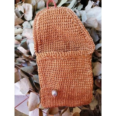 Óarany fényes fonalból horgolt tasak,raku kerámia gombbal