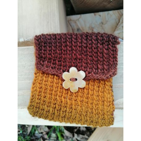 Horgolt kártyatartó barna és okker színekkel, kerámia gombbal