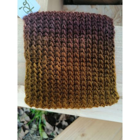 Horgolt kártyatartó barna és okker színekkel, kerámia gombbal