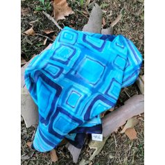   Kézi festésű valódi selyemkendő kék geometrikus mintával