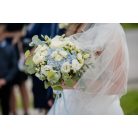  Menyasszonyi csokor kék hortenziával,fehér virágokkal