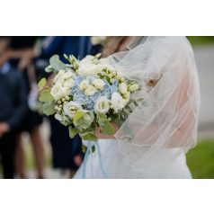  Menyasszonyi csokor kék hortenziával,fehér virágokkal