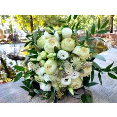    Laza angolos greenery menyasszonyi csokor  fehér virágokkal és zöldekkel
