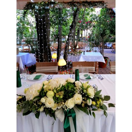  Laza angolos greenery menyasszonyi csokor  fehér virágokkal és zöldekkel