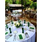  Laza angolos greenery menyasszonyi csokor  fehér virágokkal és zöldekkel