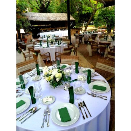  Laza angolos greenery menyasszonyi csokor  fehér virágokkal és zöldekkel