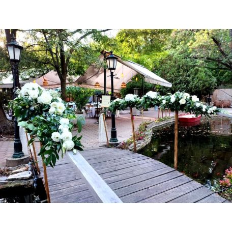  Laza angolos greenery menyasszonyi csokor  fehér virágokkal és zöldekkel