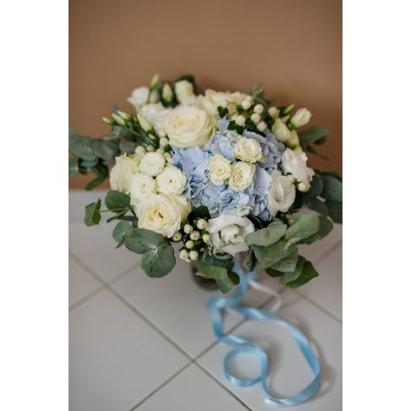  Menyasszonyi csokor kék hortenziával,fehér virágokkal