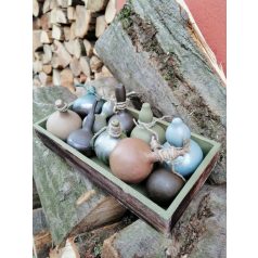 Festett dísztökök faládában